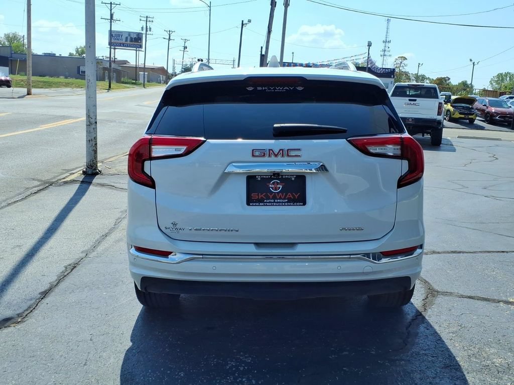 Used 2024 GMC Terrain Denali w/ Denali Premium Package AWD/4WD image 5