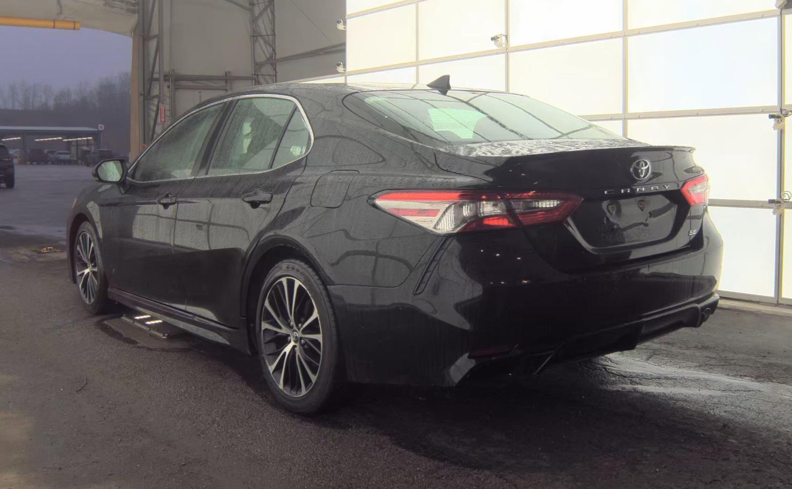 Used 2019 Toyota Camry SE image 4