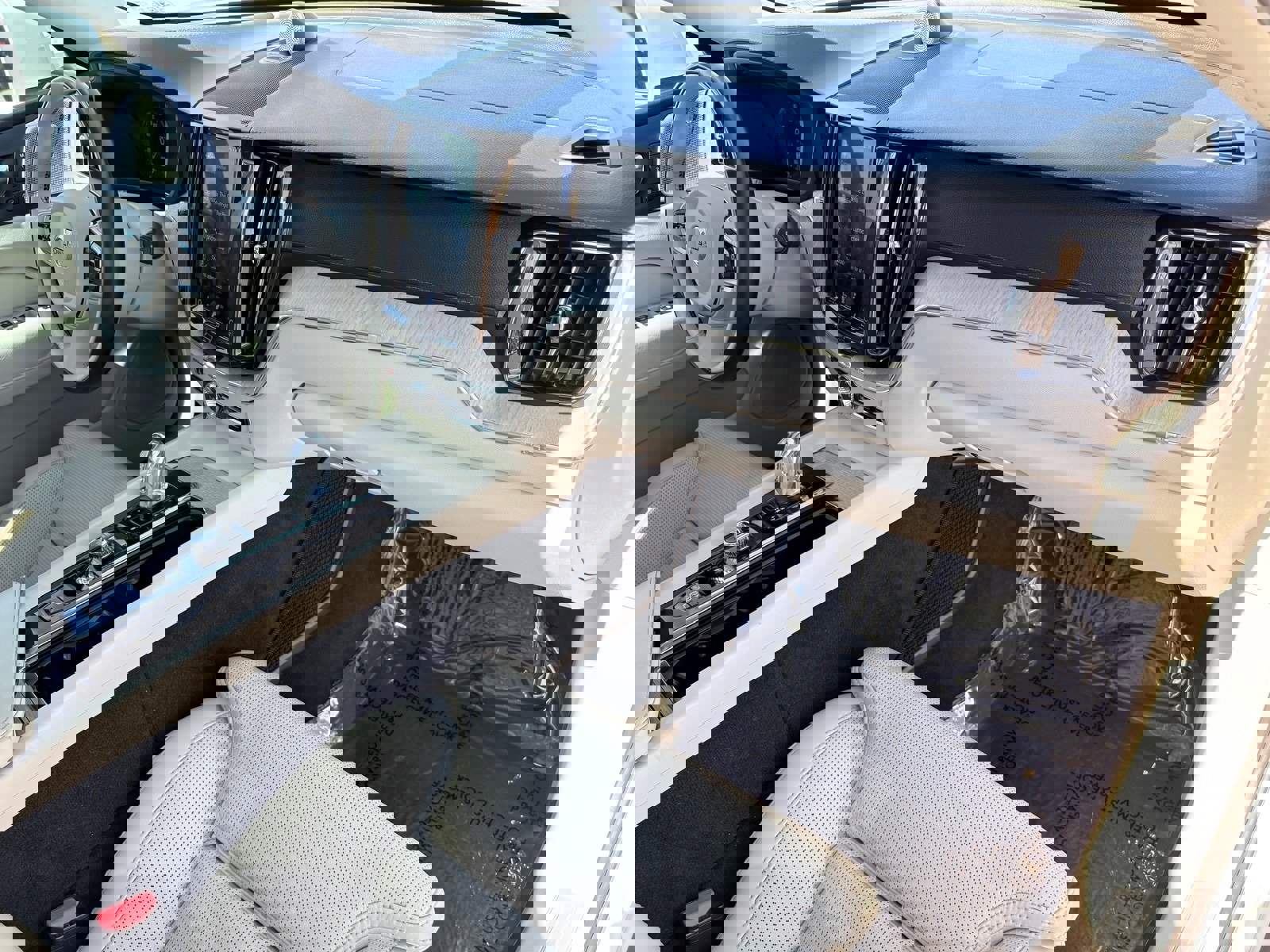 Used 2018 Volvo XC60 T8 Inscription image 31