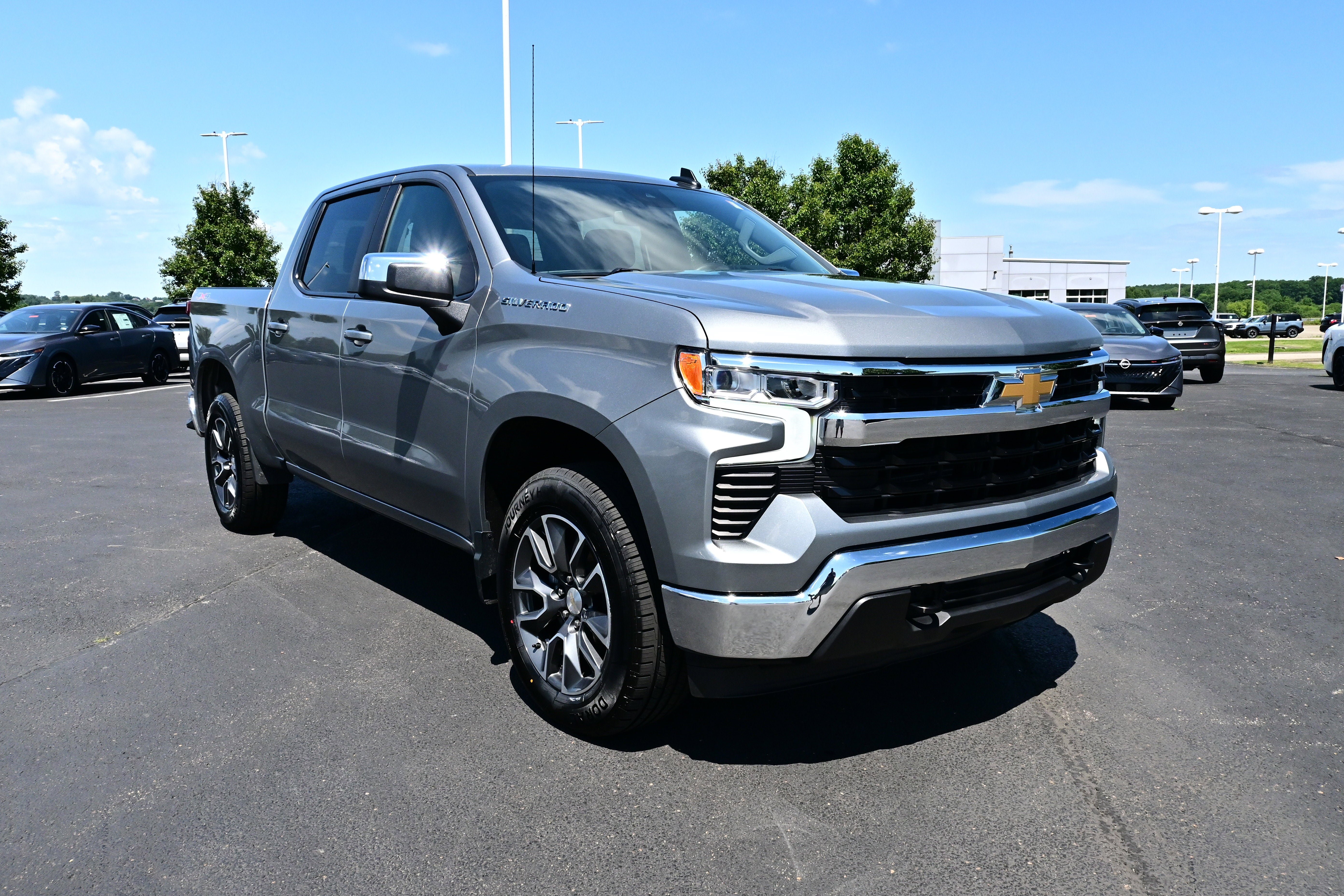 Used 2024 Chevrolet Silverado 1500 LT AWD/4WD image 2