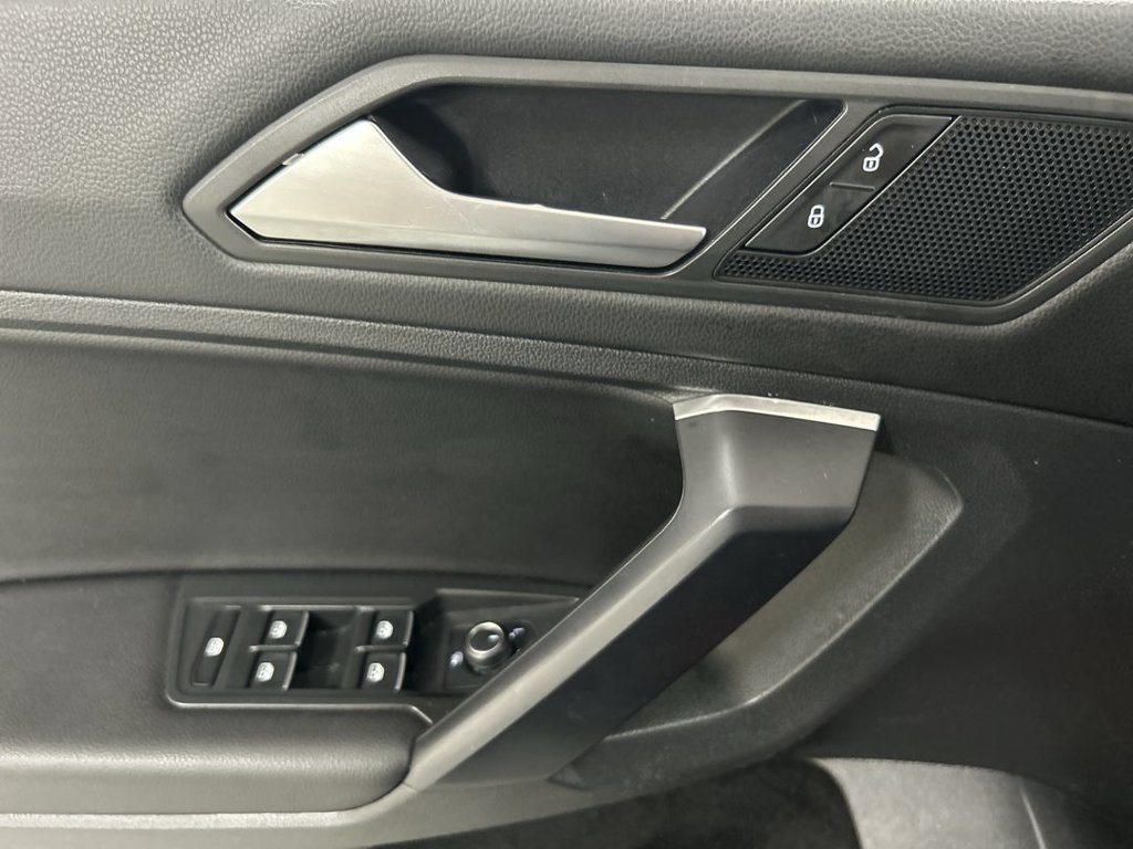 Used 2021 Volkswagen Tiguan SE w/ Panoramic Sunroof Package AWD/4WD image 11