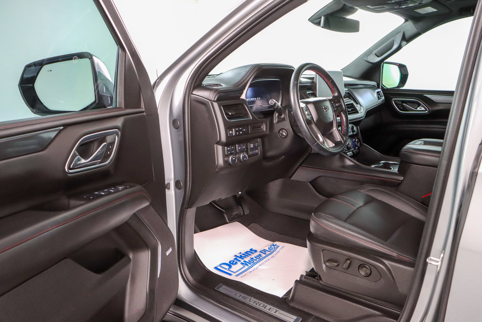 Used 2024 Chevrolet Suburban RST w/ Luxury Package image 3