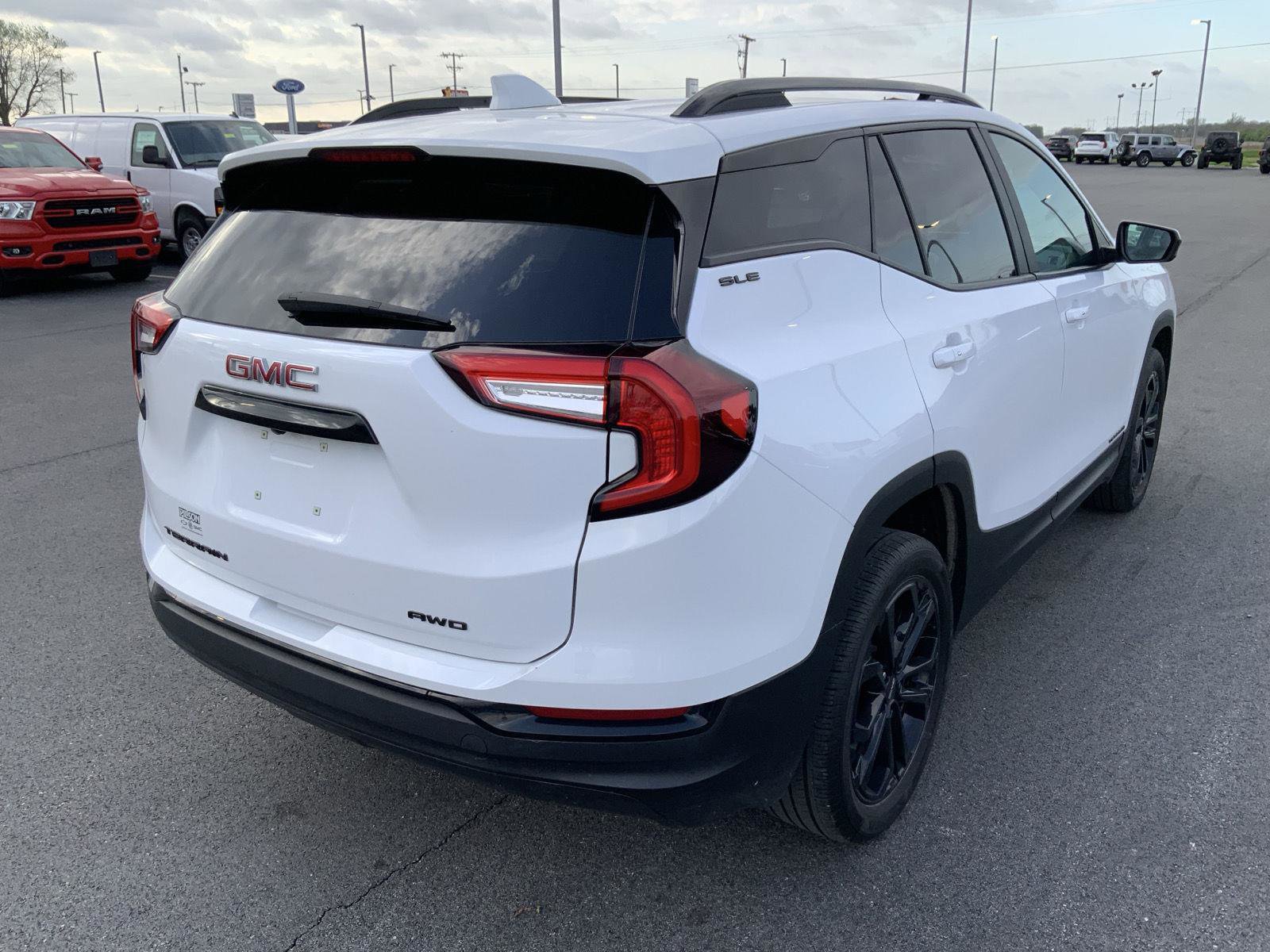 Used 2022 GMC Terrain SLE w/ Elevation Edition image 11