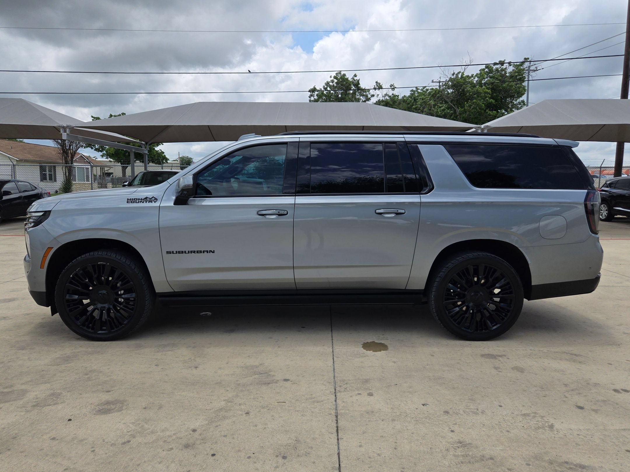 Certified 2025 Chevrolet Suburban High Country AWD/4WD image 4