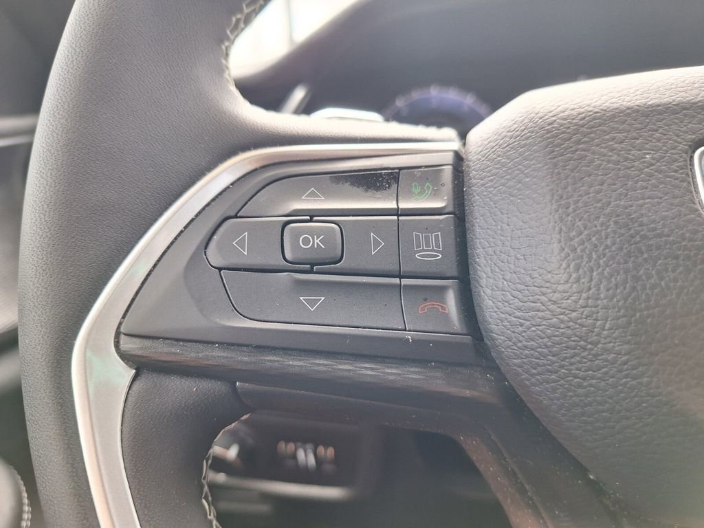 Used 2025 Jeep Grand Cherokee L Laredo image 13