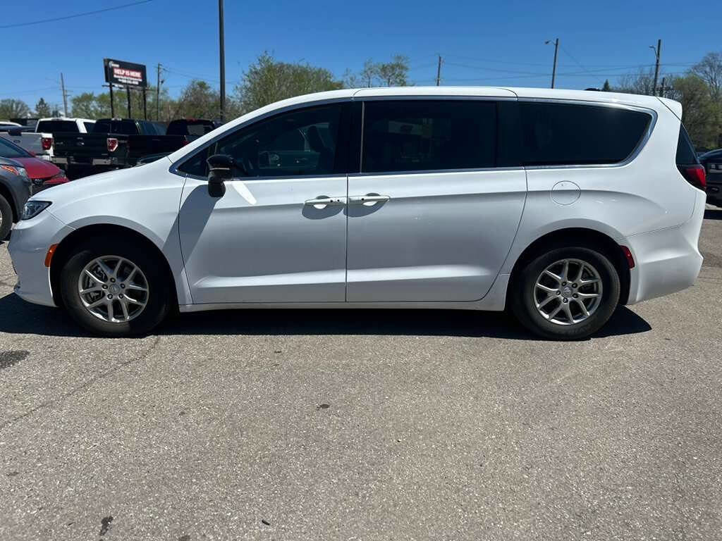 Used 2025 Chrysler Pacifica Select FWD image 8