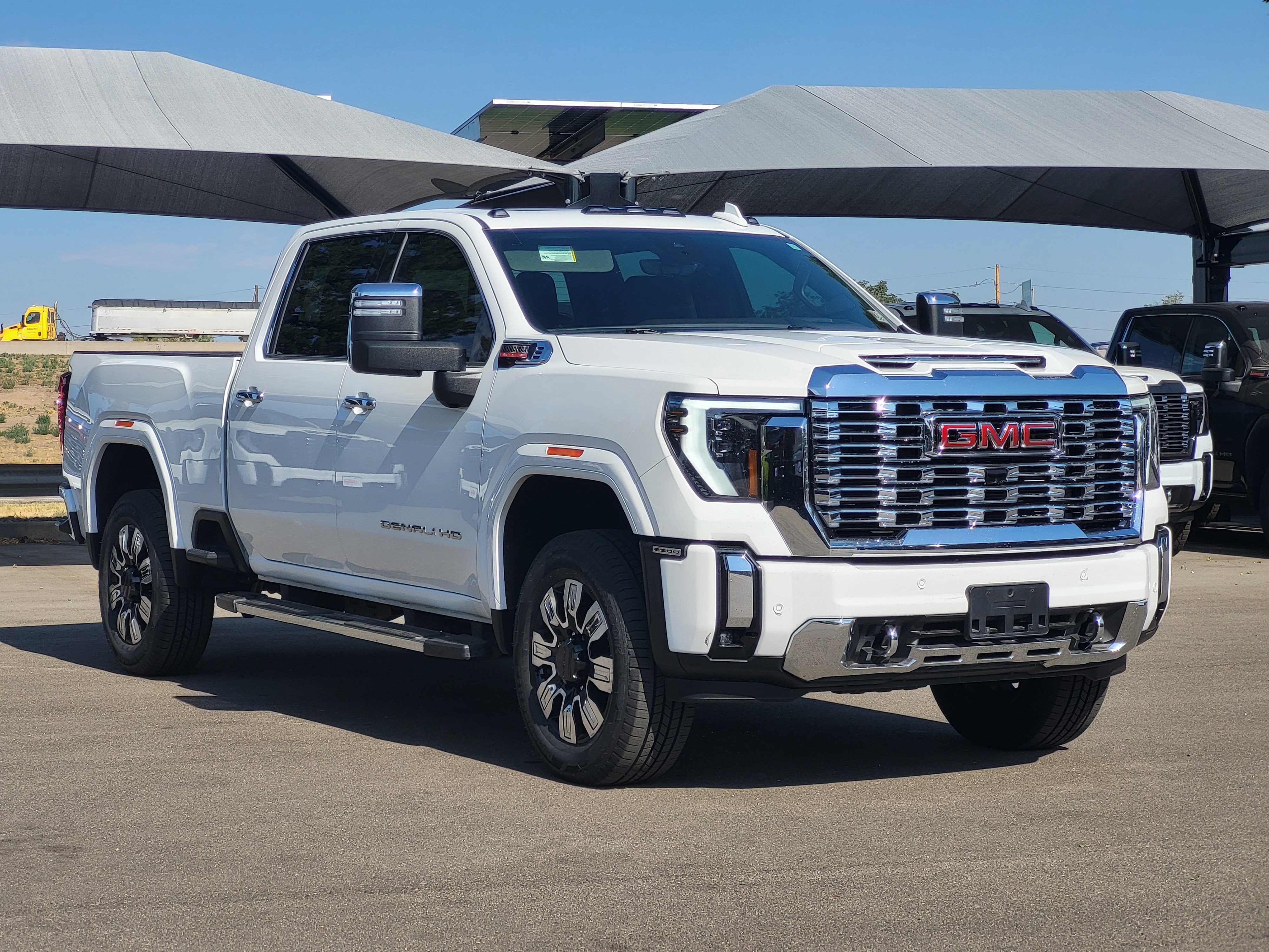 Used 2024 GMC Sierra 2500 Denali w/ Denali Reserve Package AWD/4WD image 3