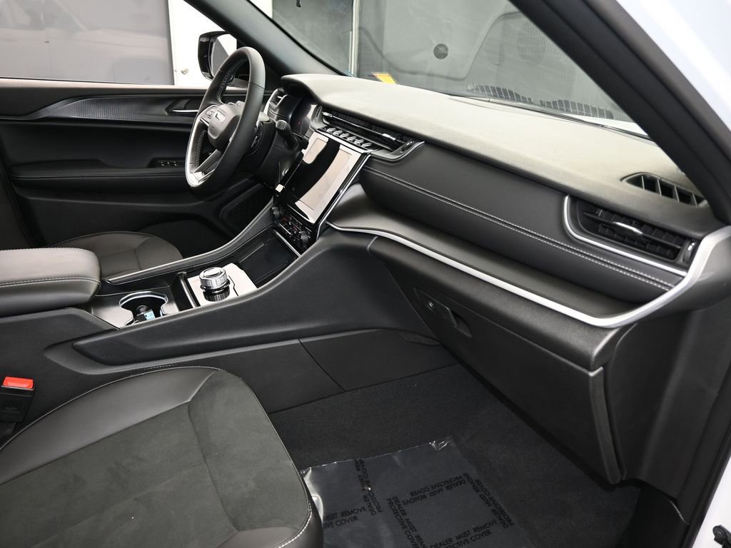 Used 2025 Jeep Grand Cherokee Altitude image 44