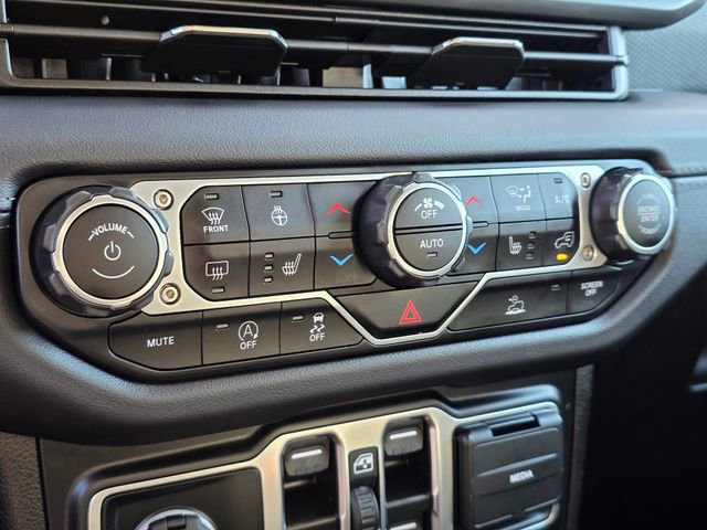 Used 2025 Jeep Wrangler Unlimited Rubicon w/ Convenience Group AWD/4WD image 31