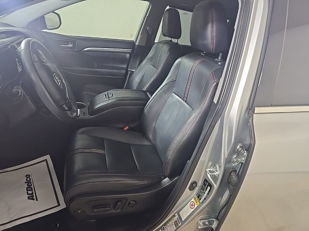 Used 2019 Toyota Highlander SE image 18