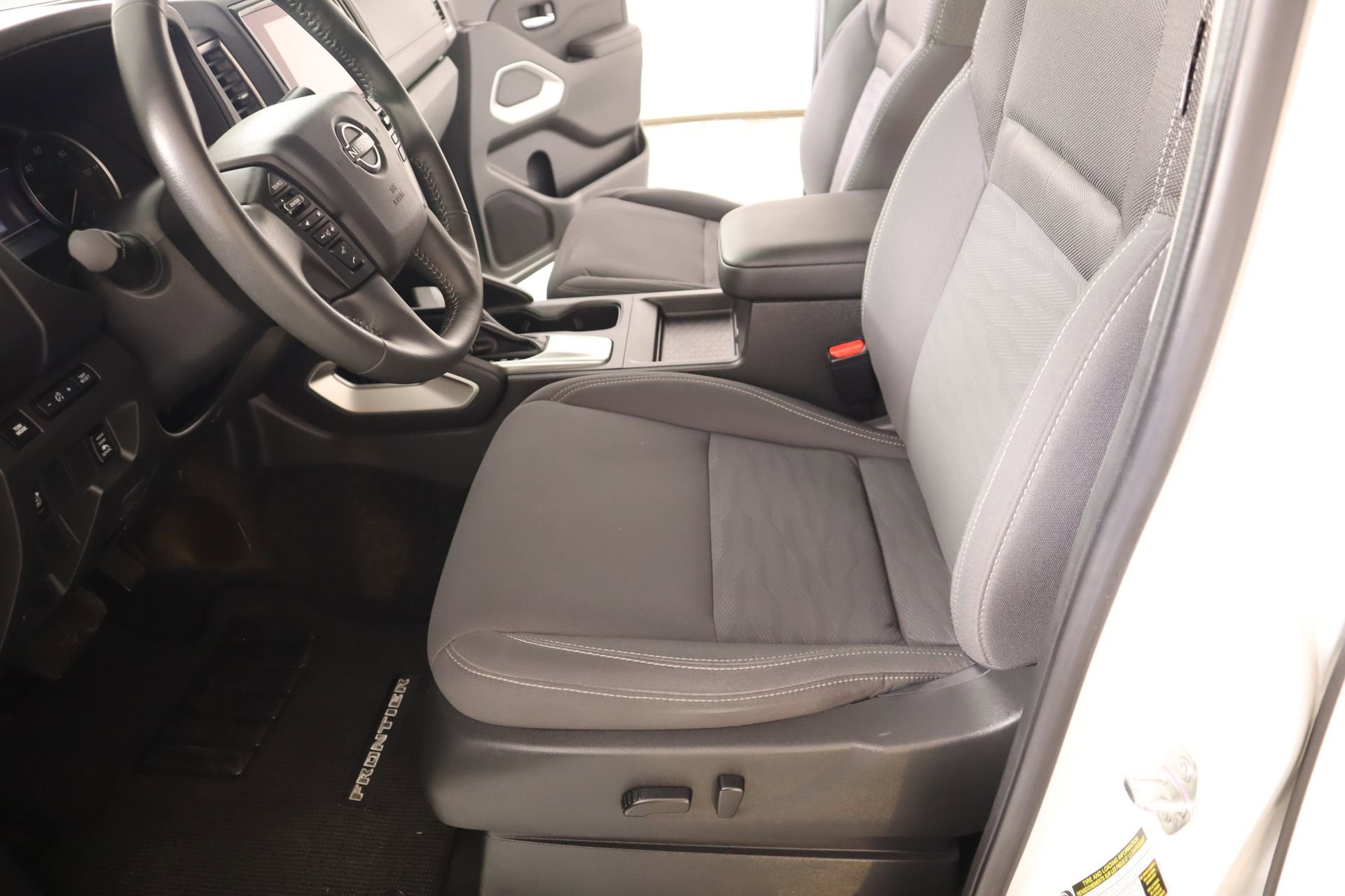 Used 2024 Nissan Frontier SV w/ SV Convenience Package image 11