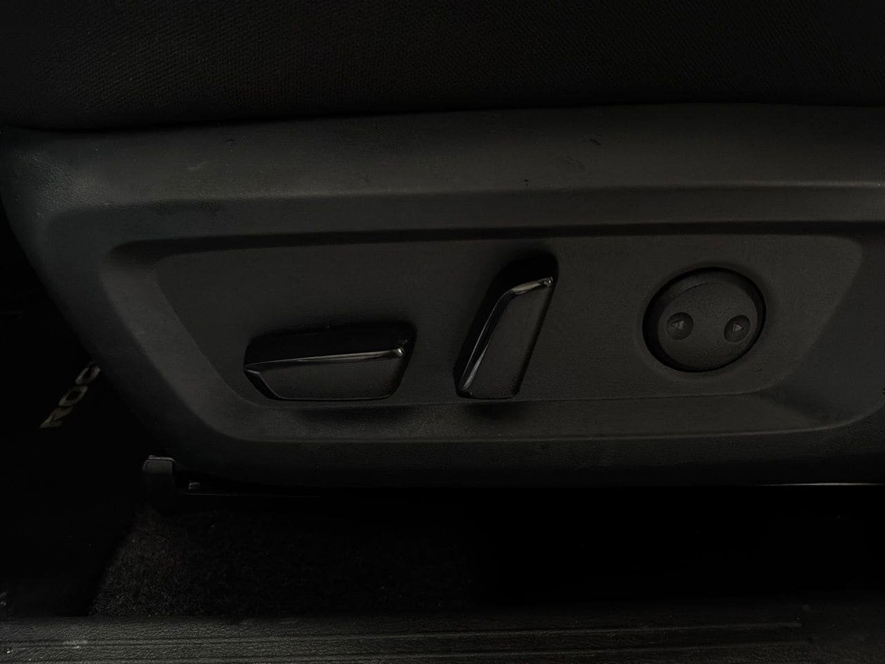 Used 2025 Nissan Rogue SV FWD image 11