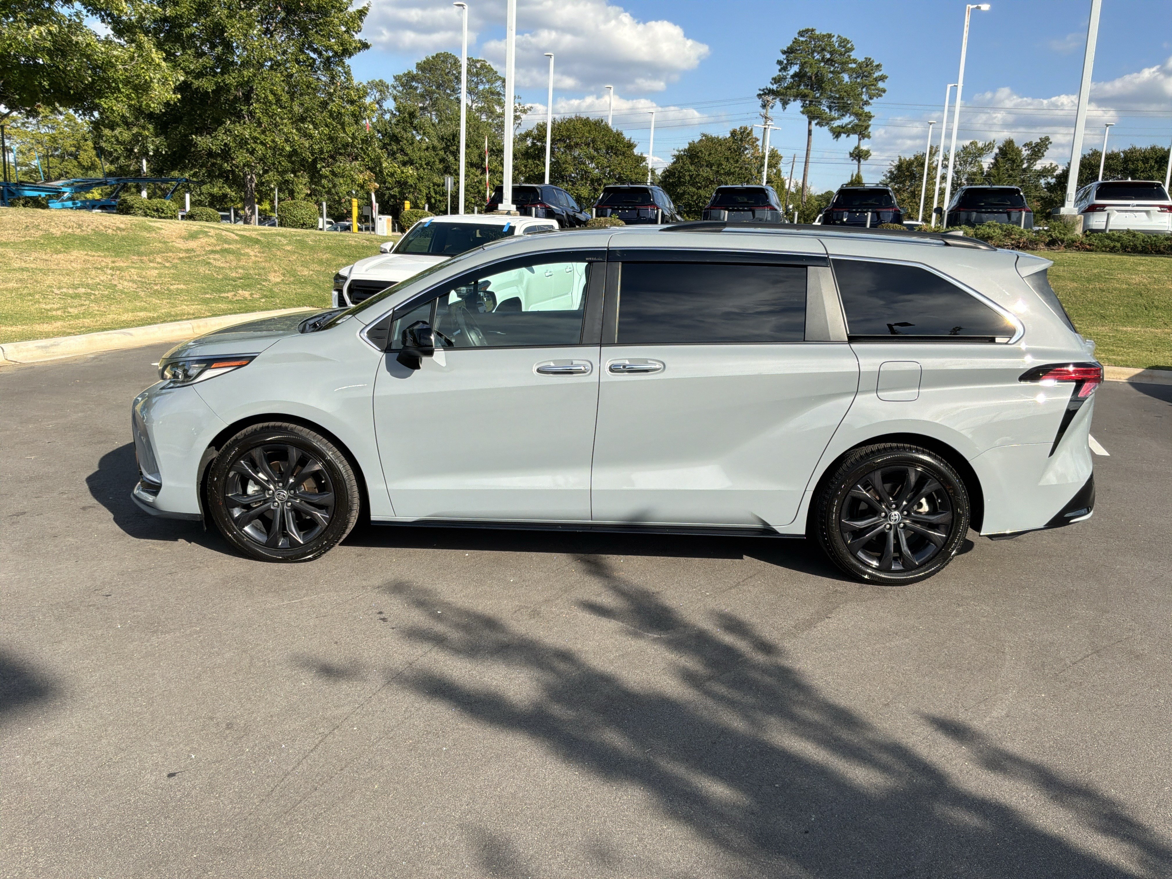 Used 2023 Toyota Sienna XSE FWD image 7
