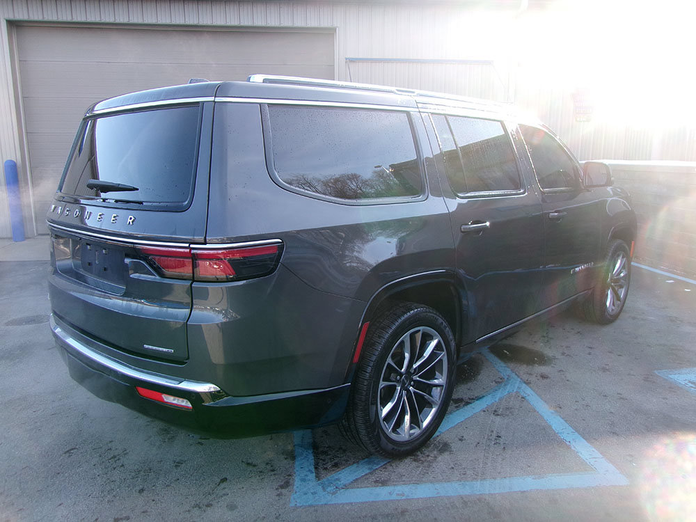 Used 2023 Jeep Wagoneer Series III w/ Premium Group I AWD/4WD image 6