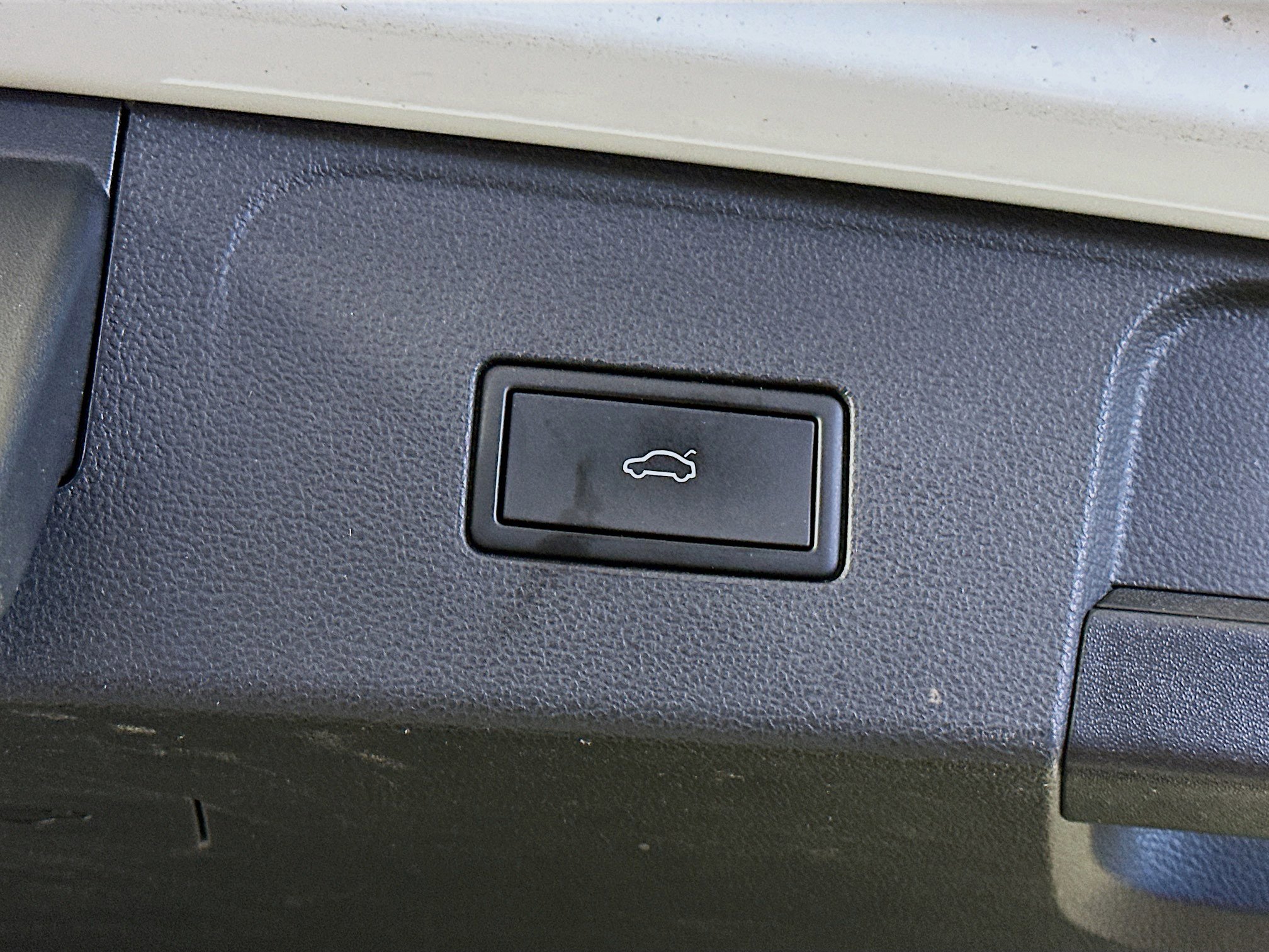 Used 2024 Volkswagen Atlas Peak Edition SE image 32