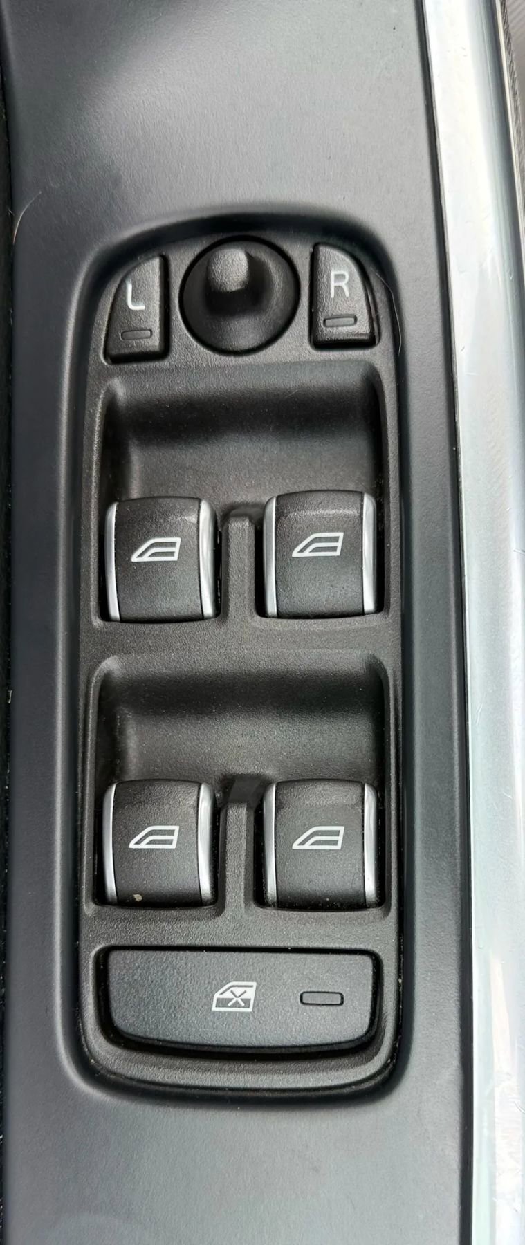 Used 2017 Volvo S60 T5 Inscription w/ Climate Package image 25