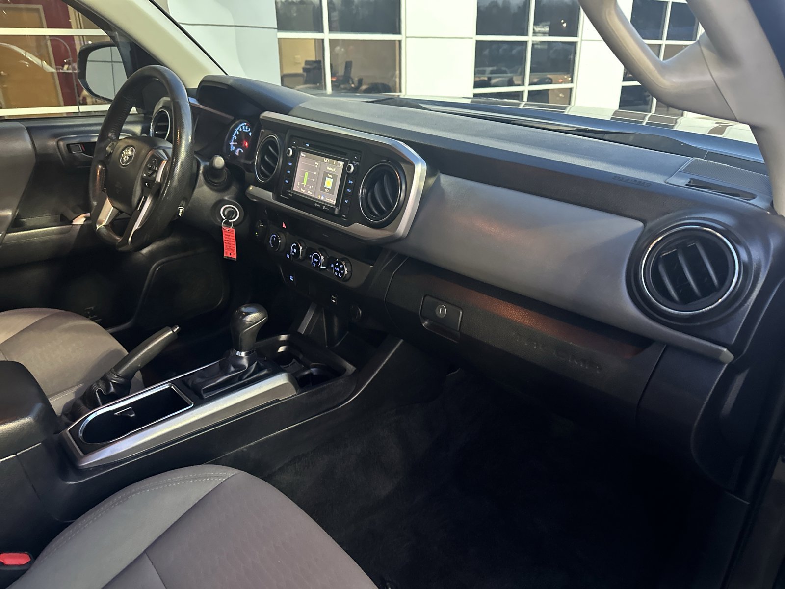 Used 2018 Toyota Tacoma SR5 w/ SR5 Appearance Package (SM) AWD/4WD image 26