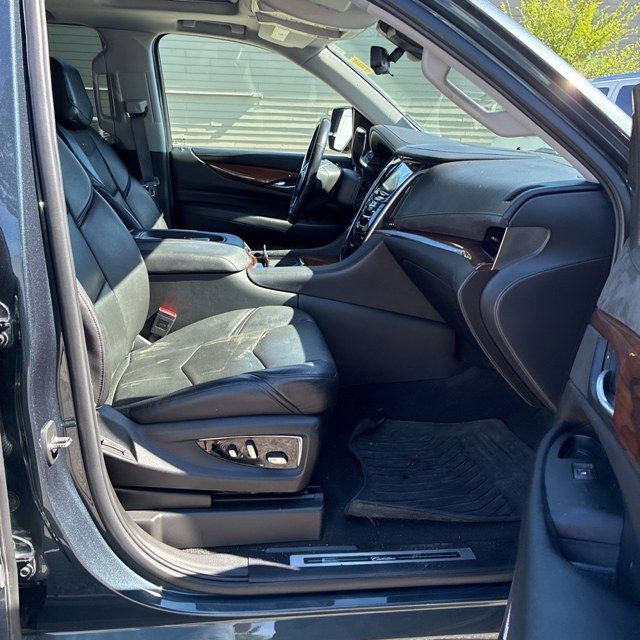 Used 2019 Cadillac Escalade ESV Luxury AWD/4WD image 13