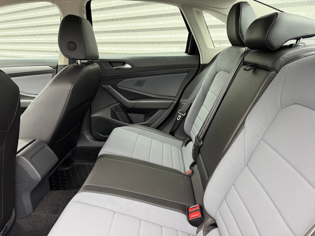 Used 2025 Volkswagen Jetta SE FWD image 18