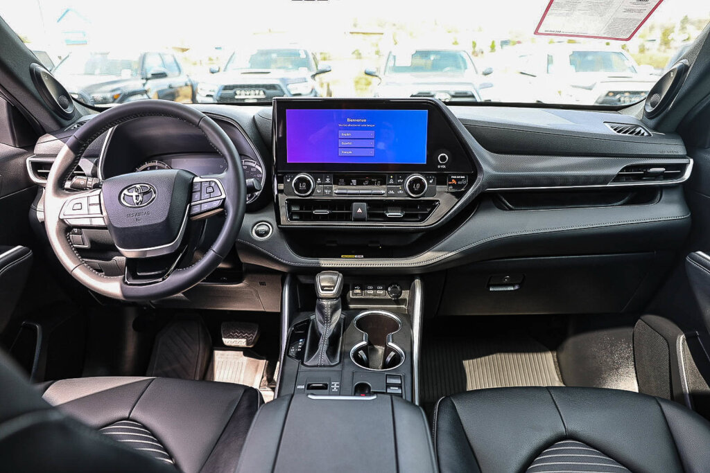 Certified 2024 Toyota Highlander XSE FWD image 2