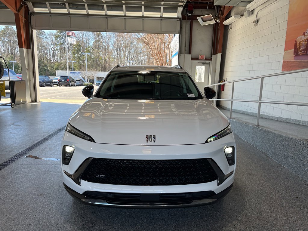 Used 2025 Buick Envision Sport Touring image 2