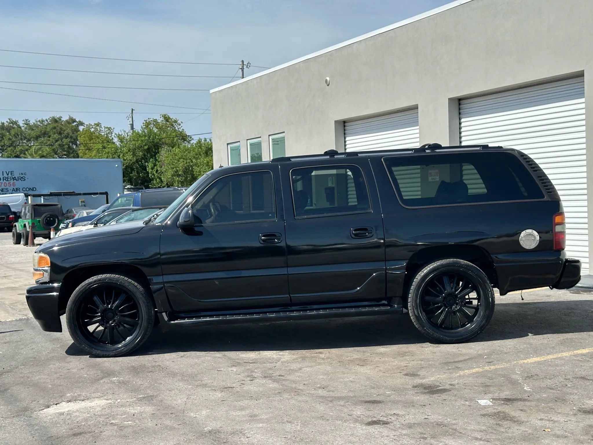 Used 2002 GMC Yukon XL Denali image 11