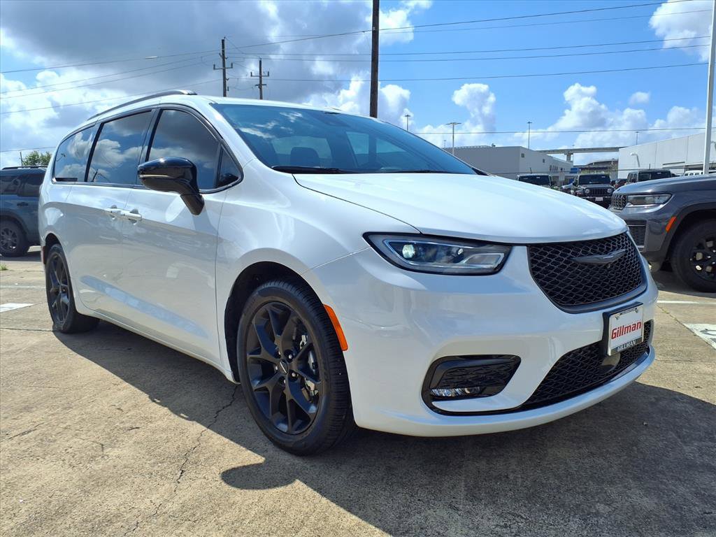 Used 2024 Chrysler Pacifica Limited w/ S Appearance Package image 2