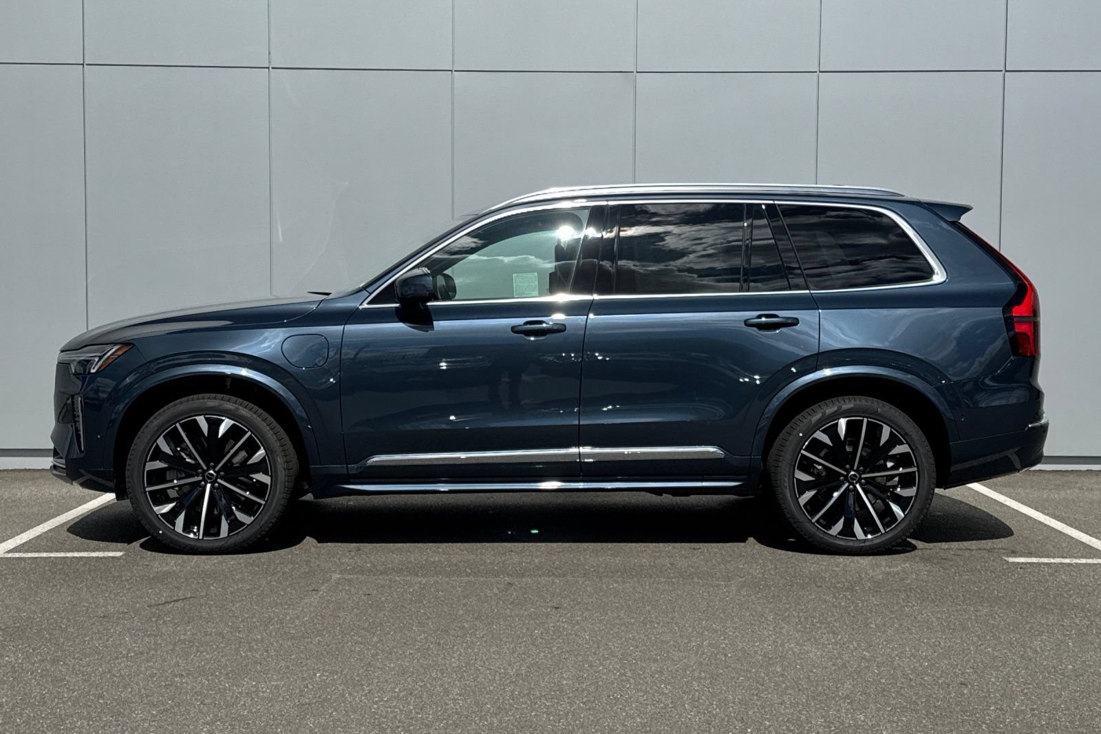 New 2026 Volvo XC90 T8 Ultra w/ Protection Package AWD/4WD image 2