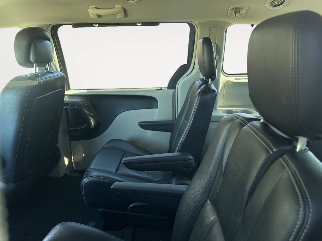 Used 2014 Chrysler Town & Country Touring-L w/ Driver Convenience Group FWD image 15