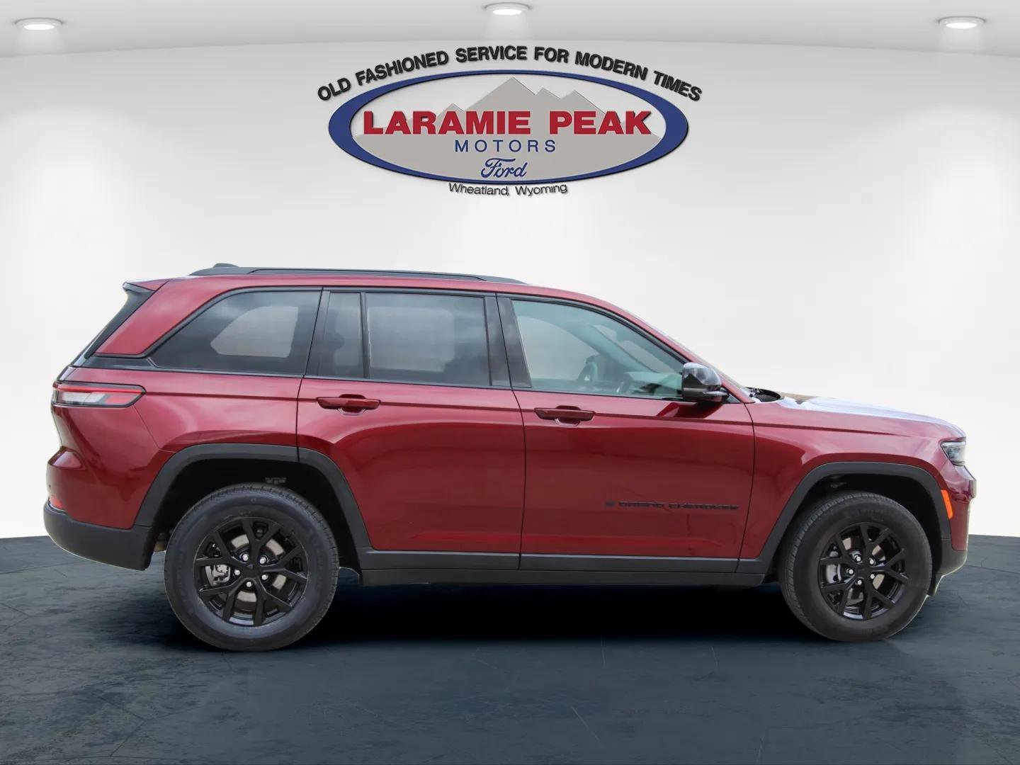 Used 2025 Jeep Grand Cherokee Altitude image 2