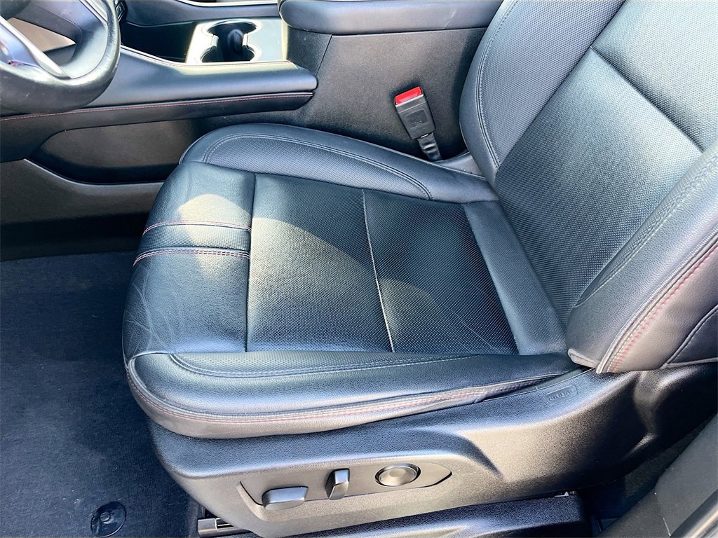 Used 2022 Chevrolet Suburban RST w/ Luxury Package image 19