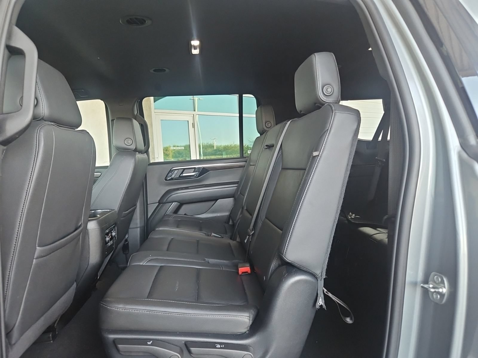 Used 2025 Chevrolet Suburban Z71 AWD/4WD image 12