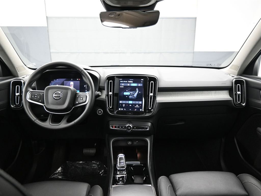 Used 2025 Volvo XC40 B5 Plus image 24