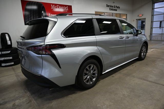 Used 2023 Toyota Sienna XLE w/ XLE Plus Package image 5