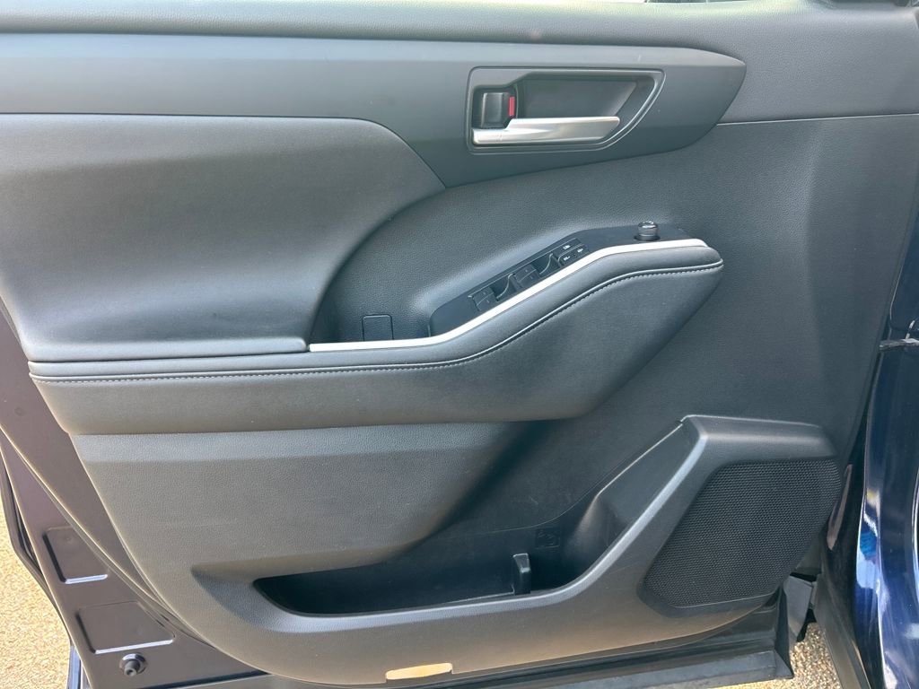 Used 2024 Toyota Highlander XSE image 6