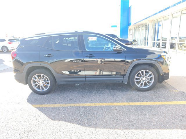 Used 2022 GMC Terrain SLT w/ Infotainment Package II AWD/4WD image 2