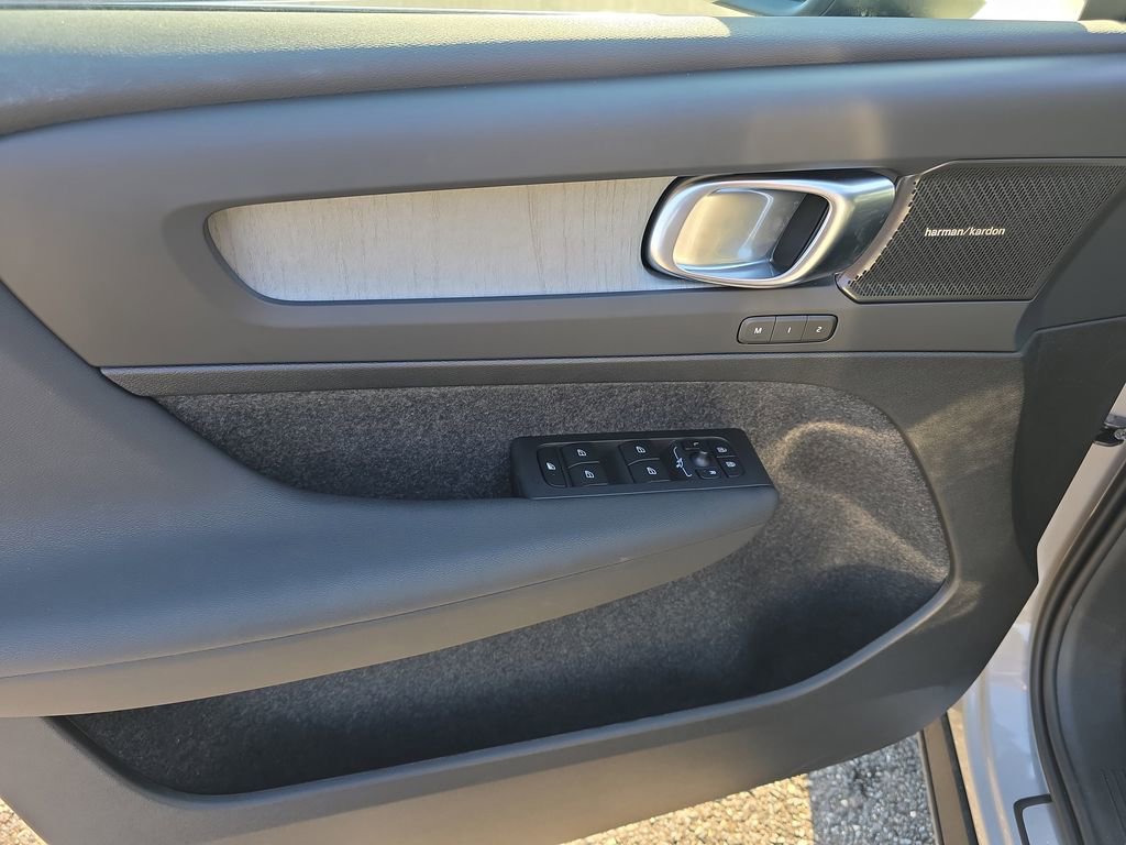 Certified 2025 Volvo XC40 B5 Plus w/ Protection Package Premier image 19