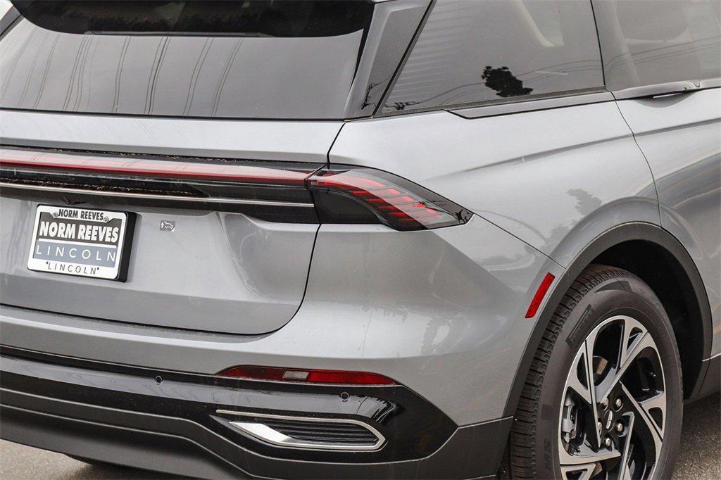 Used 2025 Lincoln Nautilus Premier image 9