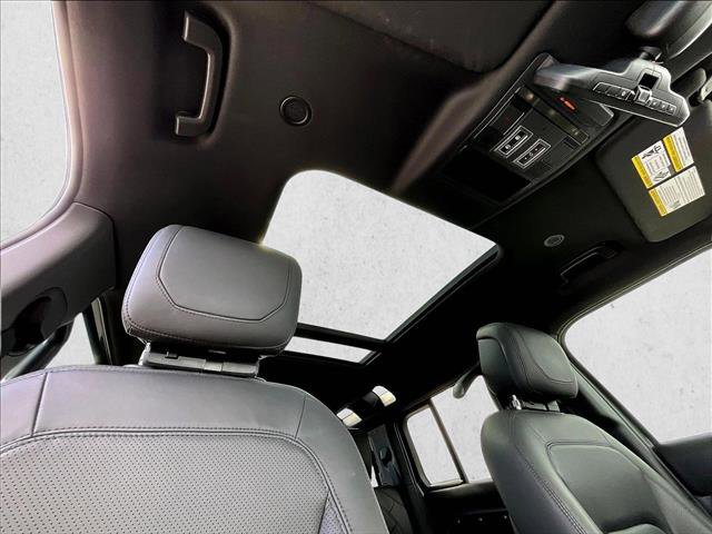 Used 2024 Land Rover Defender 110 SE image 17