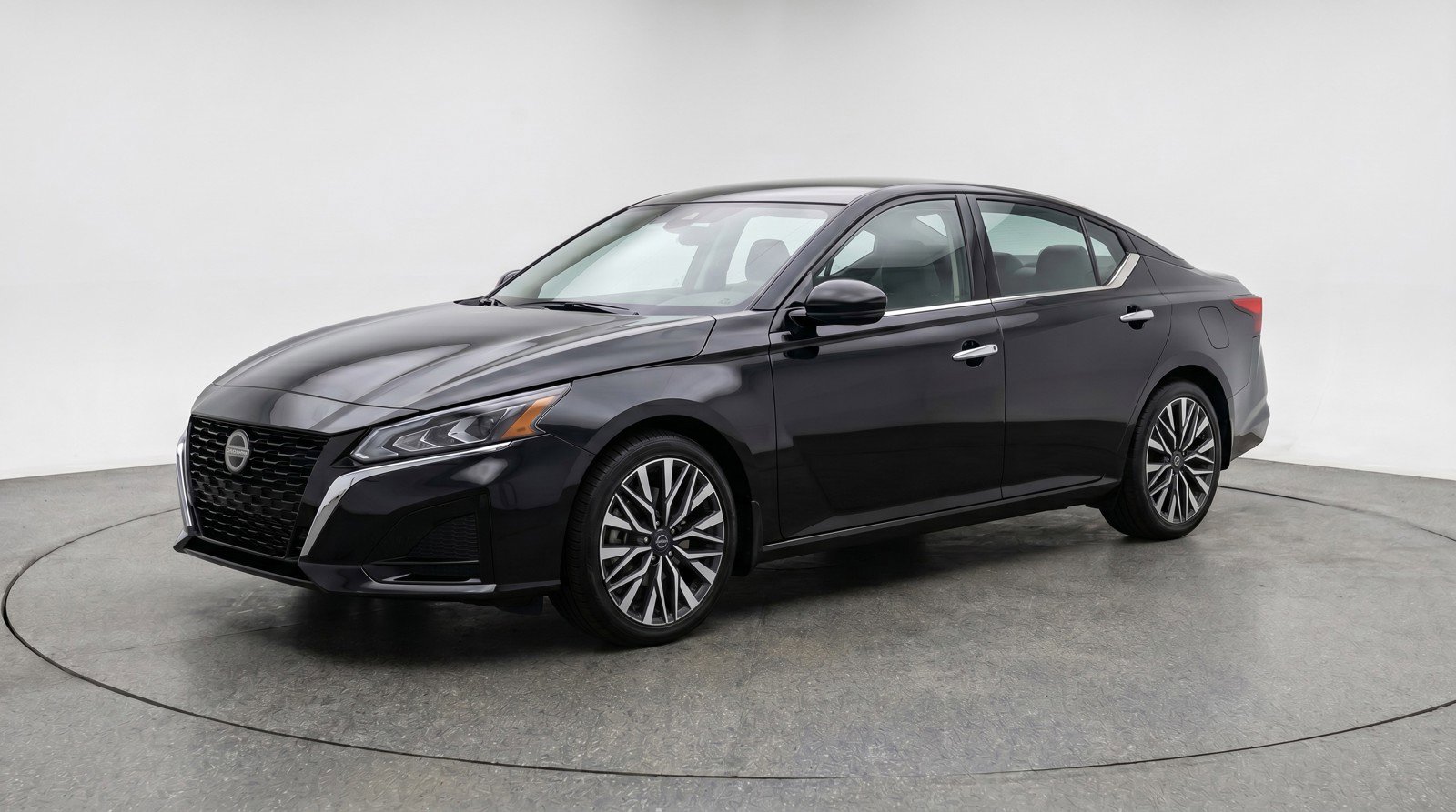 Used 2025 Nissan Altima 2.5 SV FWD image 3
