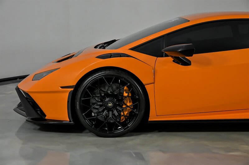 Used 2022 Lamborghini Huracan STO RWD image 9