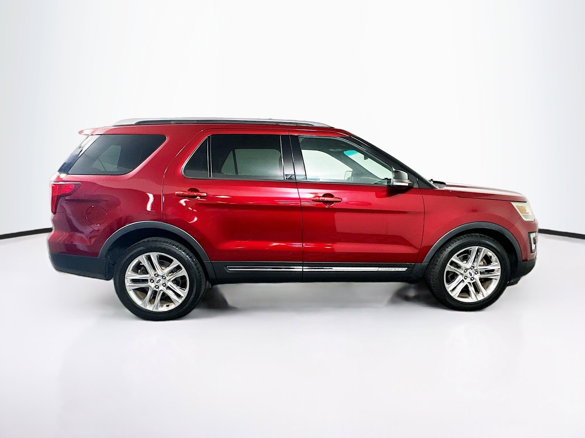 Used 2017 Ford Explorer XLT w/ Equipment Group 202A FWD image 10