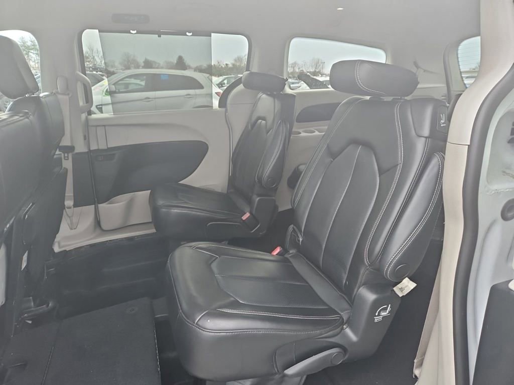 Used 2023 Chrysler Pacifica Touring-L FWD image 11