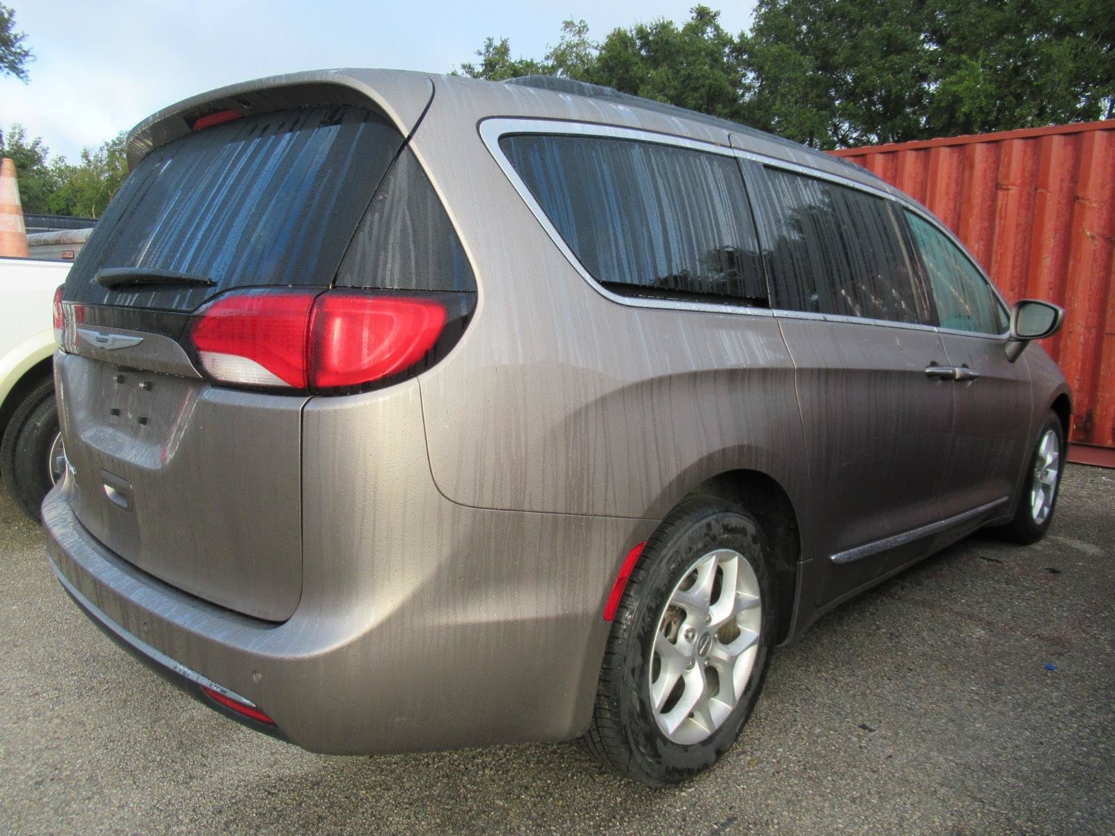 Used 2017 Chrysler Pacifica Touring-L w/ Tire & Wheel Group FWD image 4