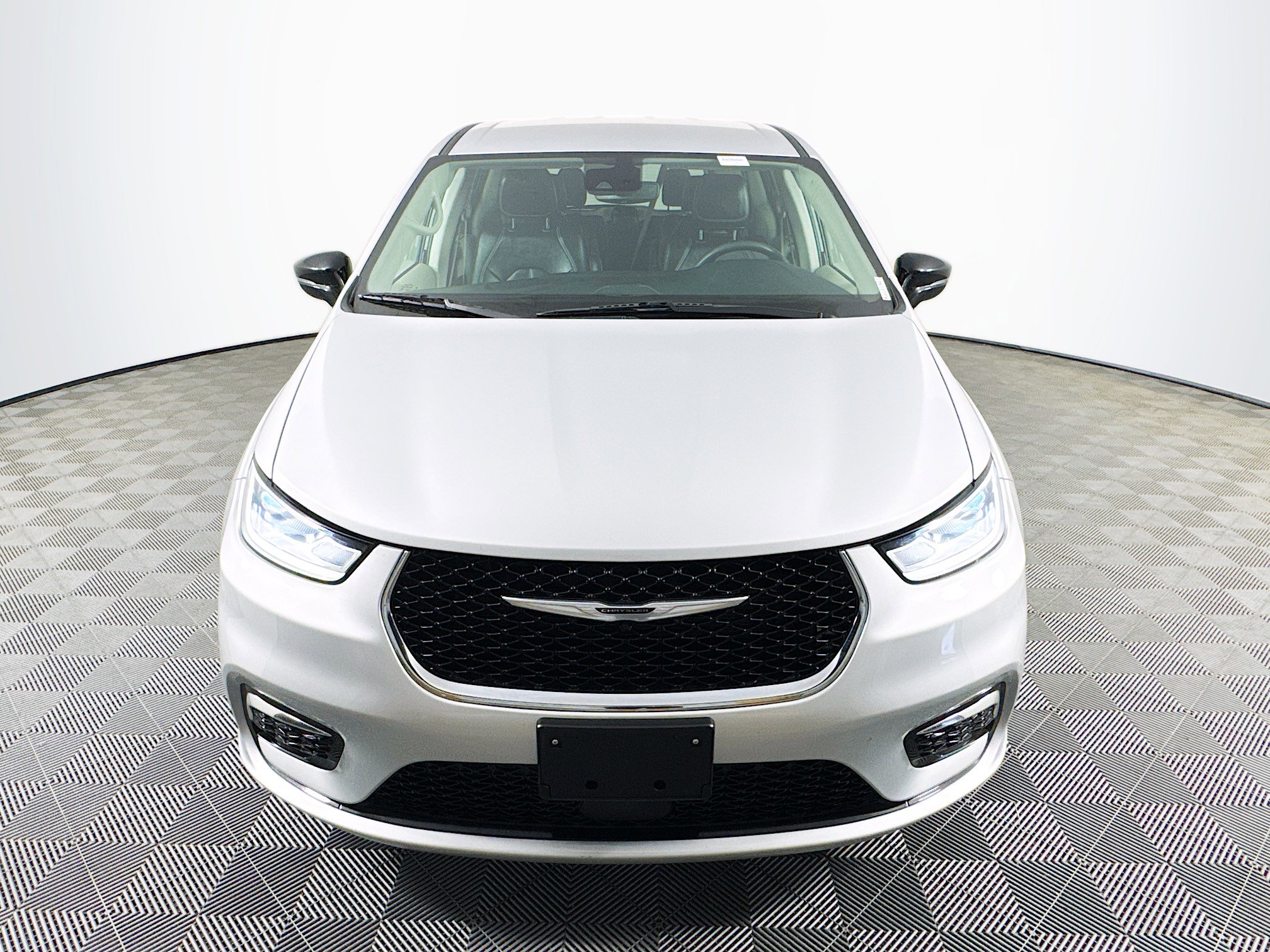 Used 2024 Chrysler Pacifica Touring-L FWD image 2