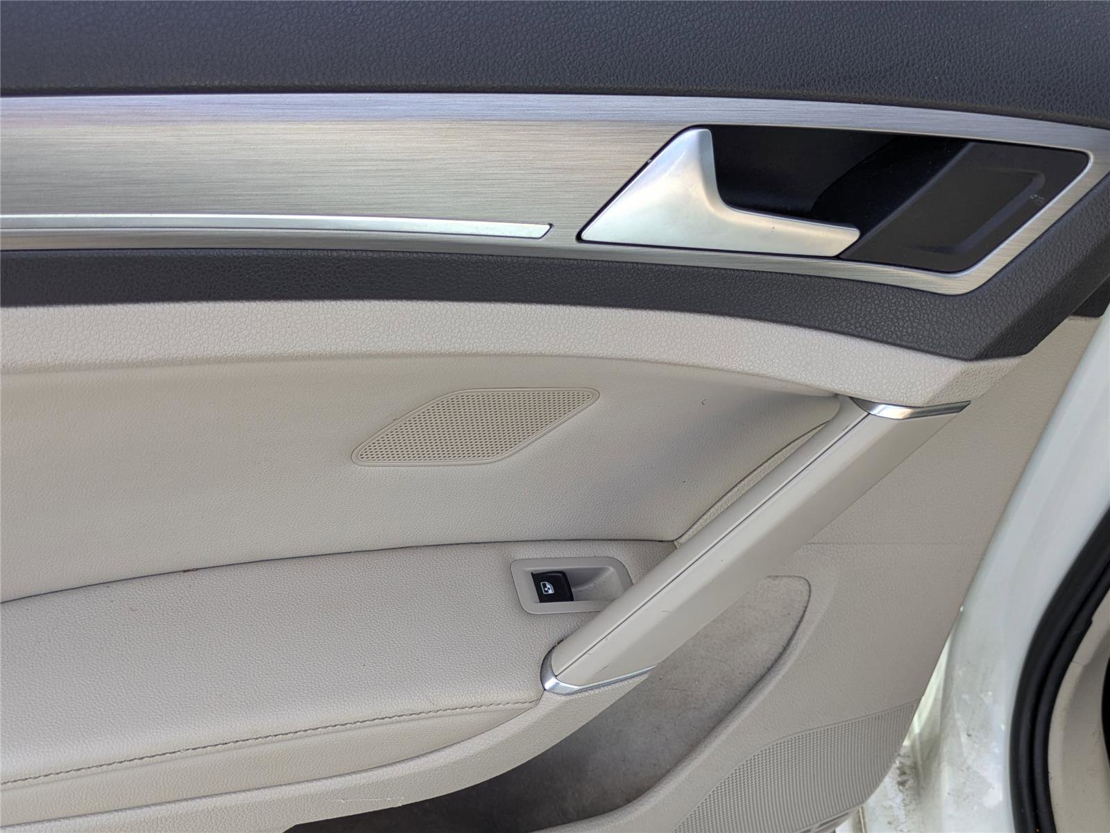 Used 2016 Volkswagen Golf SE w/ Lighting Package image 16