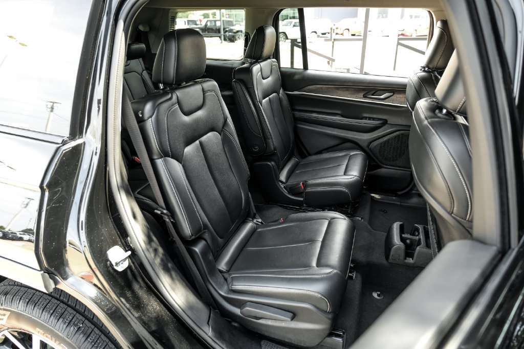 Used 2023 Jeep Grand Cherokee L Limited AWD/4WD image 47