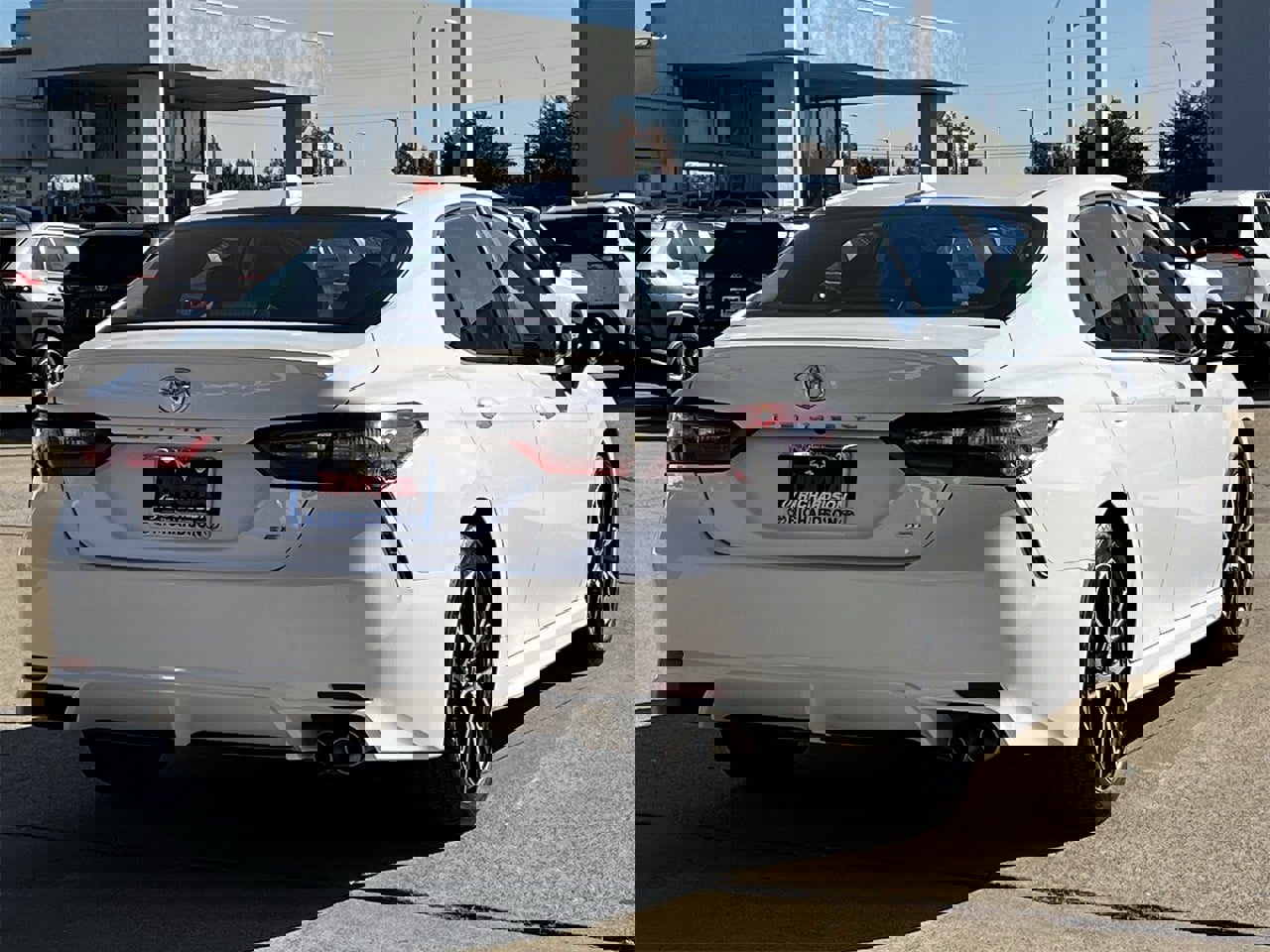 Used 2023 Toyota Camry SE image 4