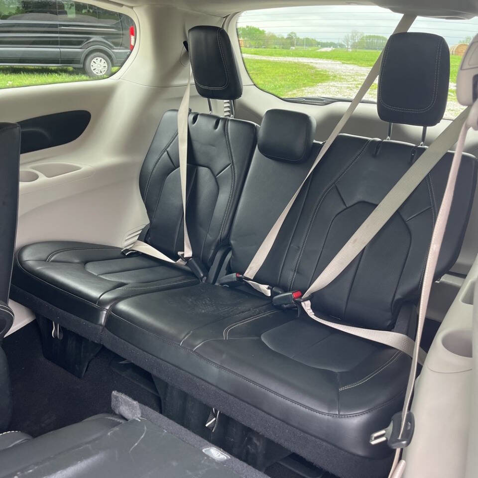 Used 2024 Chrysler Pacifica Limited FWD image 14