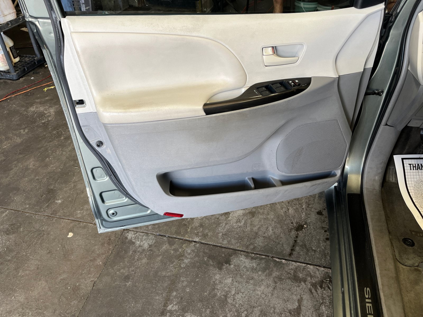 Used 2013 Toyota Sienna LE w/ Towing Pkg FWD image 12